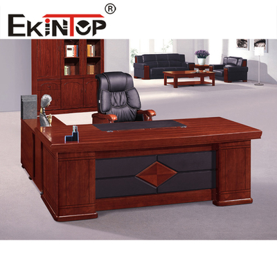 Sedia da ufficio in pelle con combinazione superiore impiallacciata in legno massello verniciato