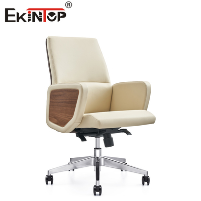 Sedile da ufficio in pelle moderno e semplice con linee pulite