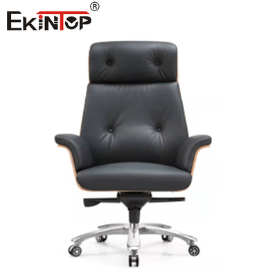 Sedia da ufficio in pelle nera con gambe metalliche a ruote