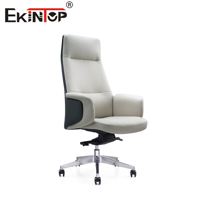 Sedia in pelle bianca elegante ed ergonomica in stile minimalista contemporaneo