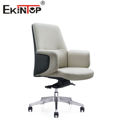 Sedia in pelle bianca elegante ed ergonomica in stile minimalista contemporaneo