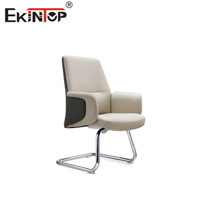 Sedia in pelle bianca elegante ed ergonomica in stile minimalista contemporaneo