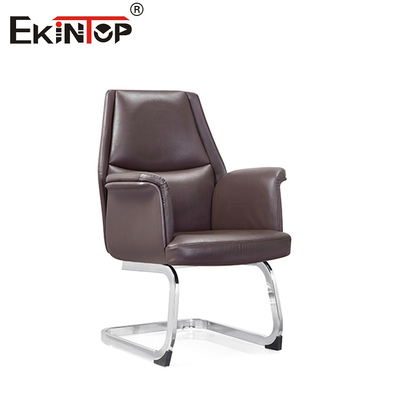 Sedia da ufficio in pelle marrone con funzione girevole e gambe metalliche