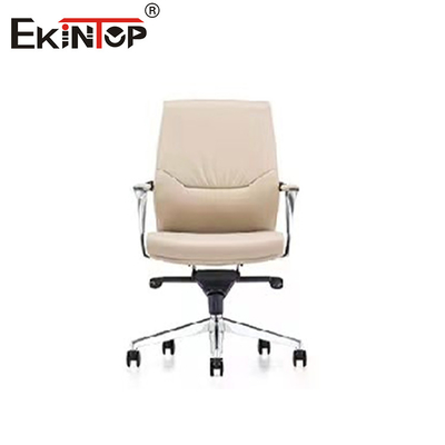 Una sedia da ufficio in pelle bianca conveniente e elegante in un design moderno