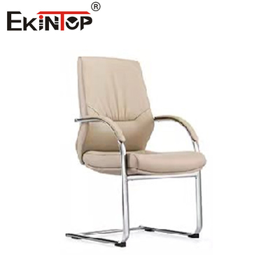 Una sedia da ufficio in pelle bianca conveniente e elegante in un design moderno