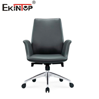 Sedia in pelle nera in stile business con gambe in metallo, altezza regolabile