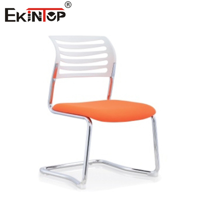 Sedia di allenamento in classe personalizzabile con schienale in plastica e gambe in metallo