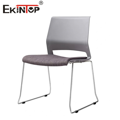 Sedile di allenamento sostenibile con schienale di plastica gambe metalliche stile minimalista