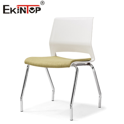 Sedile di allenamento sostenibile con schienale di plastica gambe metalliche stile minimalista