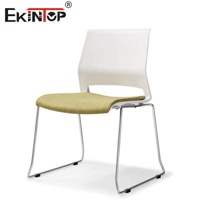 Sedile di allenamento sostenibile con schienale di plastica gambe metalliche stile minimalista