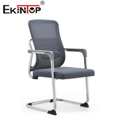 Sedile da ufficio in rete in stile minimalista grigio con braccioli