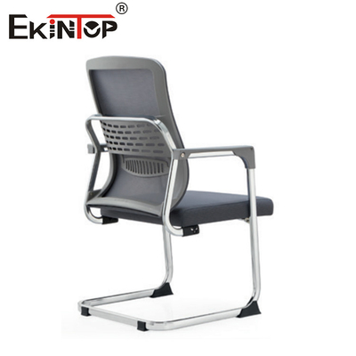 Sedile da ufficio in rete in stile minimalista grigio con braccioli