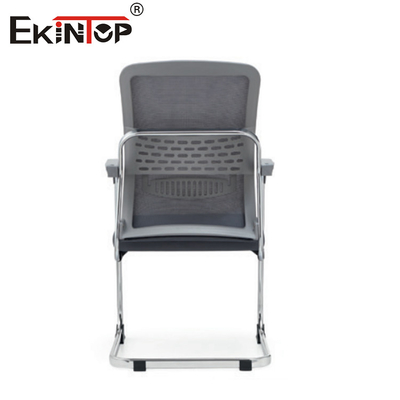 Sedile da ufficio in rete in stile minimalista grigio con braccioli