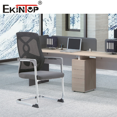 Sedie da ufficio ergonomiche moderne in grigio con schienale e braccioli in maglia