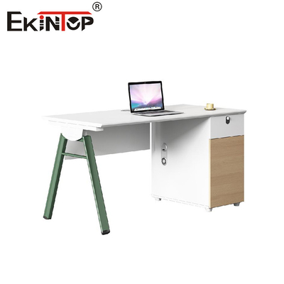 Stazioni di lavoro per dipendenti in stile business con coperture in legno e gambe in metallo