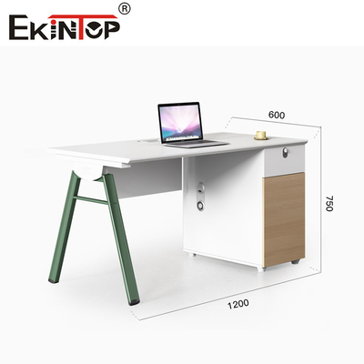 Stazioni di lavoro per dipendenti in stile business con coperture in legno e gambe in metallo
