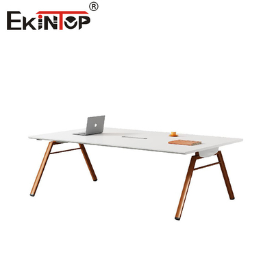 Tavolo da conferenza in stile minimalista moderno con gambe in metallo e tavolo in legno
