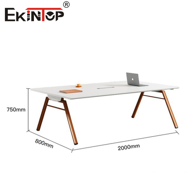 Tavolo da conferenza in stile minimalista moderno con gambe in metallo e tavolo in legno