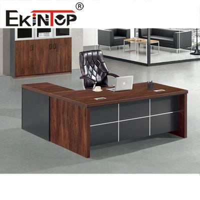 Scrivania direzionale grande in legno MDF con bordi in PVC a forma di L color mogano
