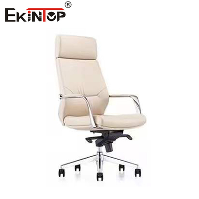 Una sedia da ufficio in pelle bianca conveniente e elegante in un design moderno